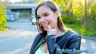 Общественный агент София Ли трахнулась рядом с железнодорожной станцией порно